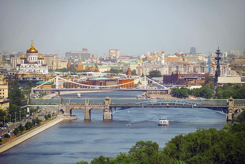 Мужчина спрыгнул с моста в Москву-реку в центре столицы