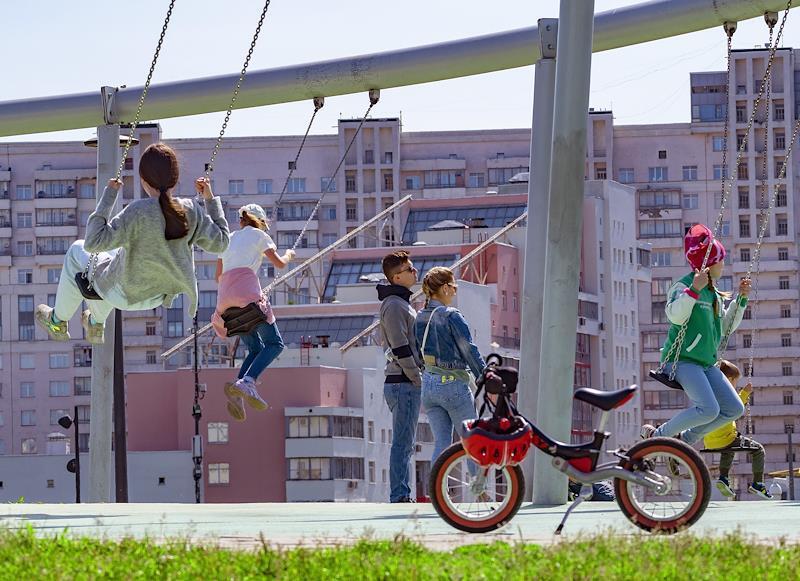 На детской площадке в Подмосковье заметили девушку без нижнего белья