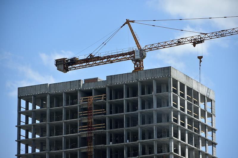 Женщина в купальнике на фоне стройки в Москве попала на видео