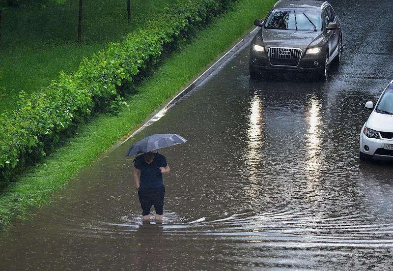 Житель Подмосковья проехался на вейкборде по затопленным улицам и попал на видео