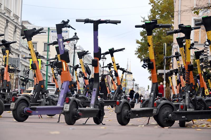Самокатчик сбил ребенка в центре Москвы и попал на видео
