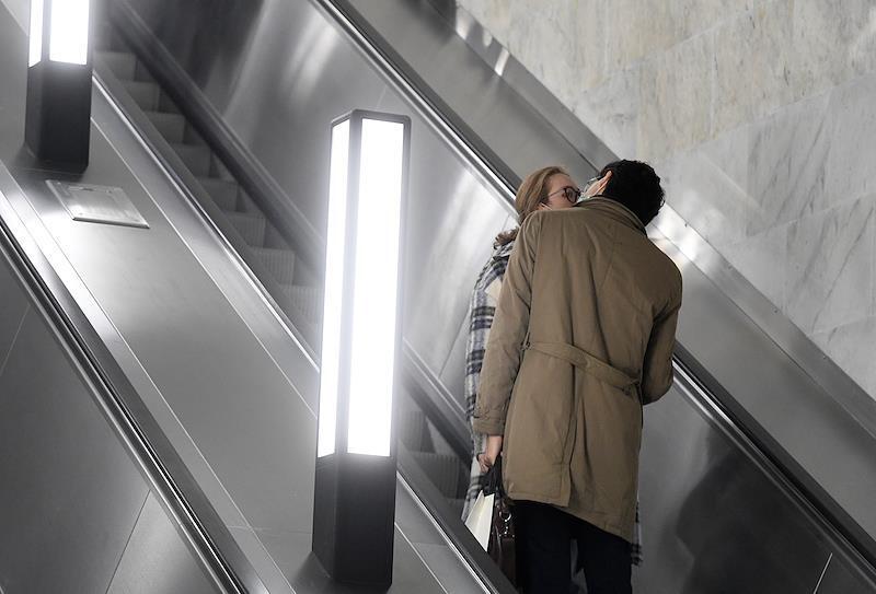 Москвичи возмутились поцелуями в метро