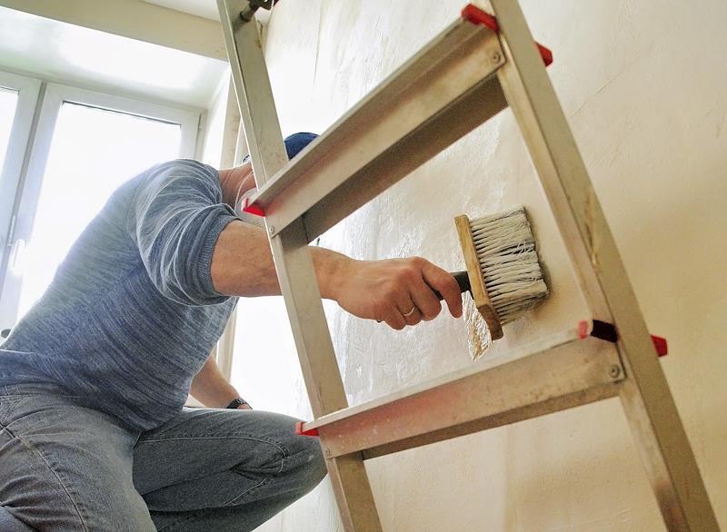 Мужчина под видом ремонтных работ украл у москвички сотни тысяч рублей