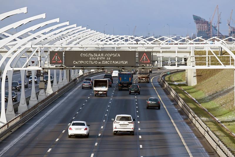 Автомобиль на скорости сбил вышедшего из машины человека и попал на видео