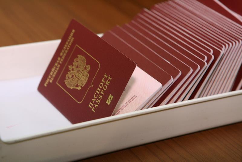 В Москве сотрудник визового центра потерял 15 загранпаспортов россиян