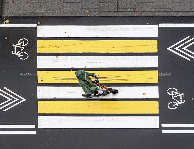 Россиян предупредили об опасности хранения электросамокатов дома