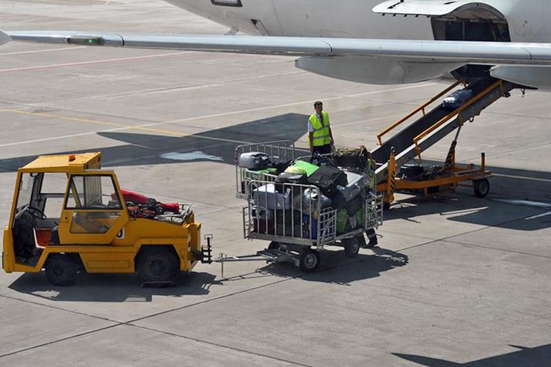 Более сотни россиян застряли в аэропорту Домодедово на 10 часов из-за потери багажа