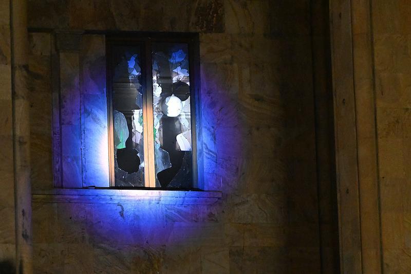 Москвич захотел помириться с экс-возлюбленной и залез к ней в квартиру через разбитое окно