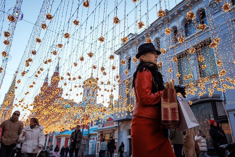 Московская улица останется без иллюминации. Снимающие ее рабочие попали на видео