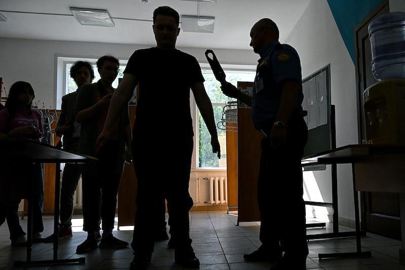 Школьница не ходит в школу из-за боязни металлоискателя