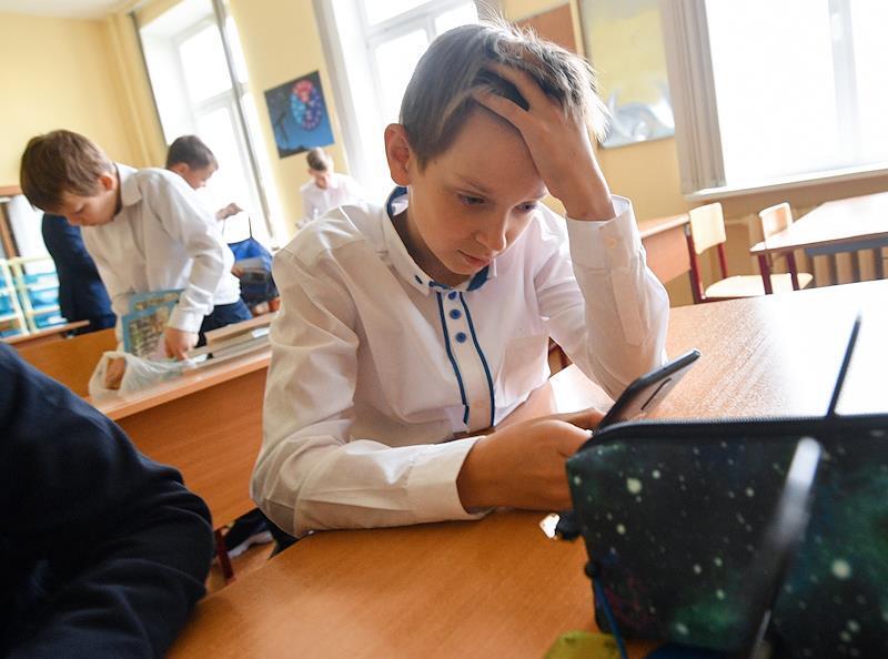 Московских школьников предупредили о мошенниках из «приемной комиссии»