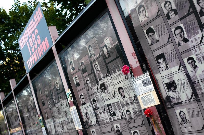 Мемориал защитникам Белого дома в Москве оказался под угрозой исчезновения