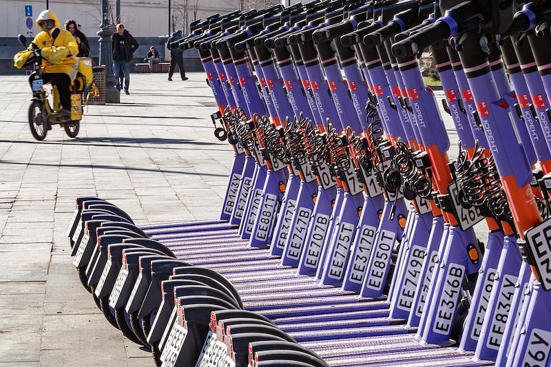 В Москве самокатчик на большой скорости влетел в беременную многодетную женщину