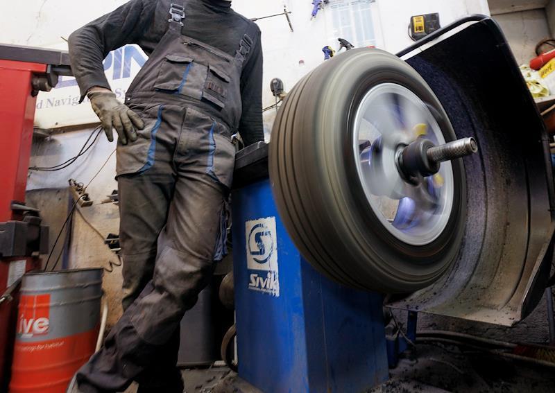 Московским водителям напомнили о времени смены резины