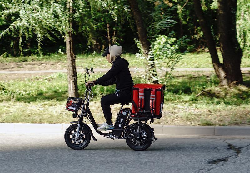 Зарплаты курьеров в Москве стали выше доходов специалистов с высшим образованием
