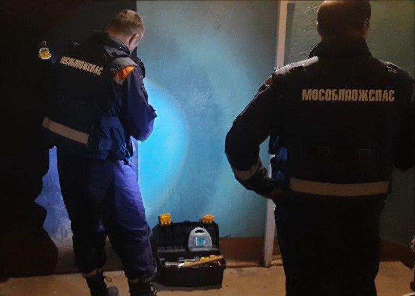 В Подмосковье спасли из запертой квартиры мужчину с инсультом
