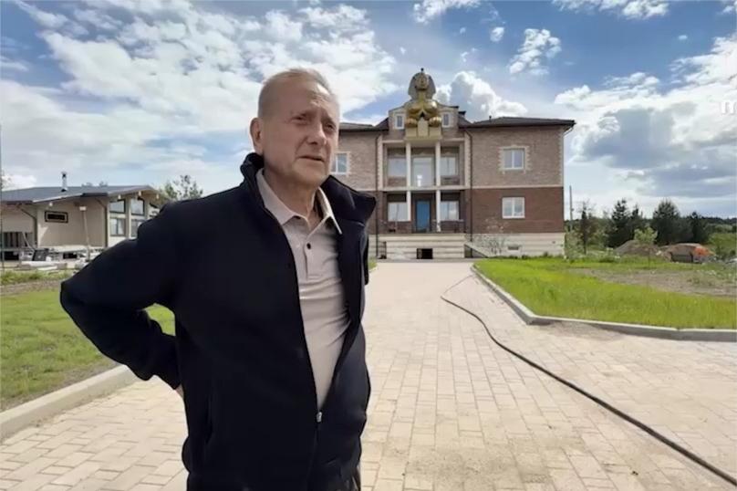Стал известен богатый владелец «грудастого» дома в Подмосковье