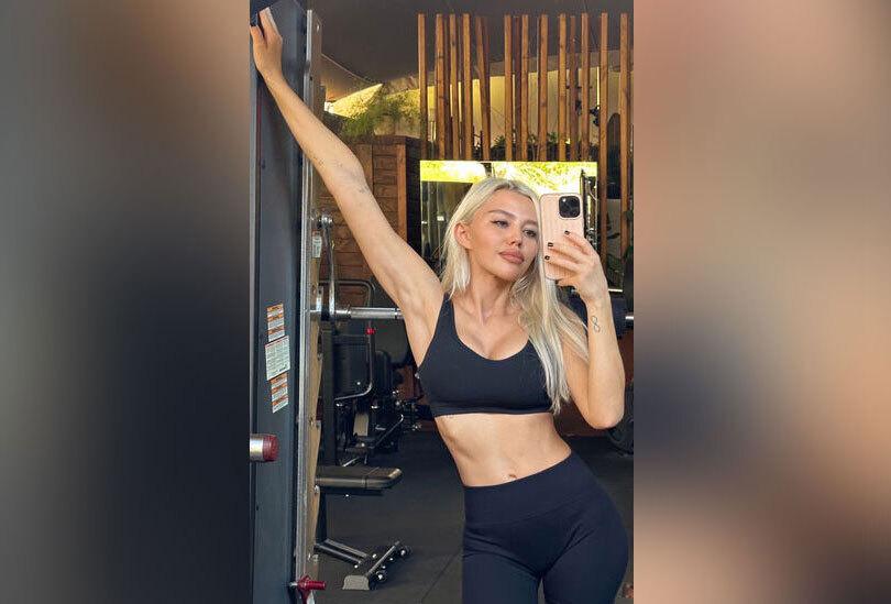 Бывшая известного футболиста показала фигуру в мини-топе