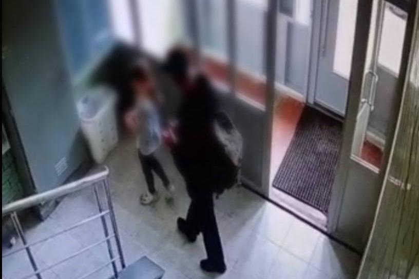 Мужчина надругался над десятилетней девочкой в подъезде московской многоэтажки