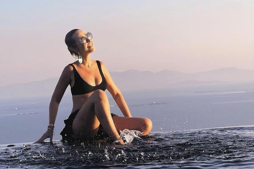 Собчак опубликовала фото в черном бикини 