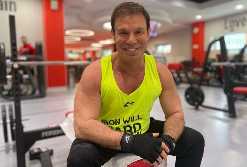 66-летний Ефим Шифрин показал бицепсы на видео из спортзала