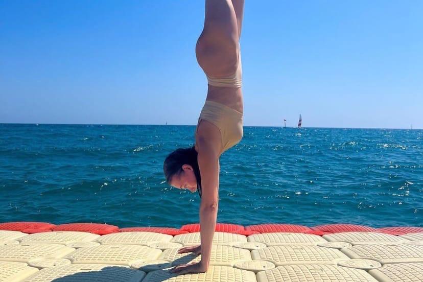 Кристина Асмус в купальнике показала стойку на руках