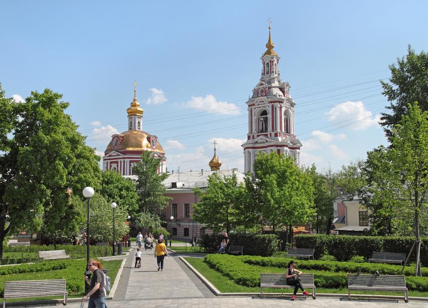 В саду имени Н. Э. Баумана. Храм Никиты Мученика