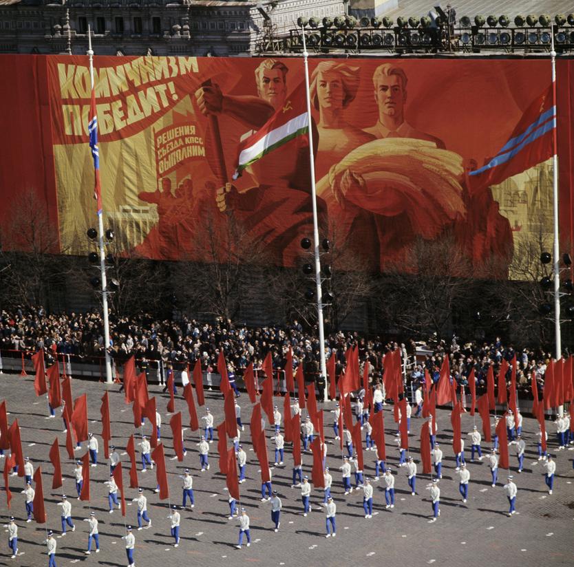 На огромных плакатах, оформлявших Красную площадь, из года в год менялись только номера съездов и фигуры со знаменем. А цветовым акцентом советского Первомая из года в год оставались красные плакаты и флаги