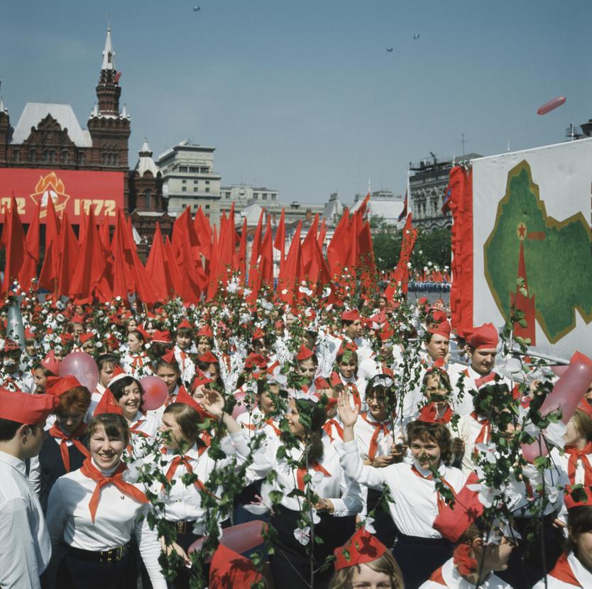 Пионеры, как и другие участники первомайской демонстрации, выстраивались в колонны и долго ждали сигнала, после которого начинали движение и выходили на Красную площадь