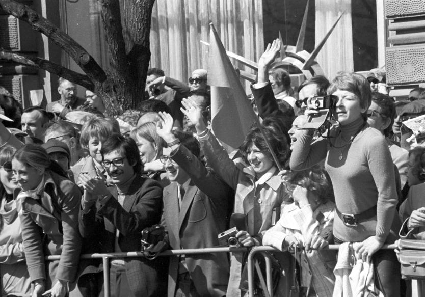 В день первомайской демонстрации на Красной площади было много гостей из других стран. Им давали места на зрительских трибунах и в специальных секторах, расположенных вдоль маршрута шествия колонны демонстрантов