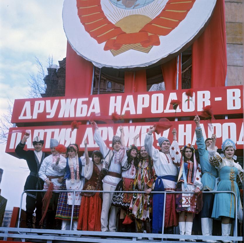 Одним из символов советской власти на таких торжествах была группа представителей всех национальностей СССР в народных костюмах