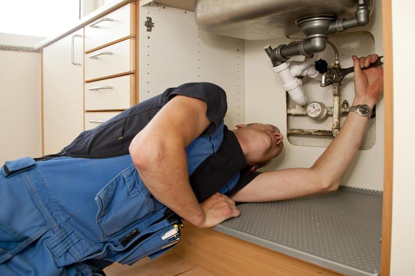 «Одну неделю унитазы чинишь, другую — с раковинами воюешь». С чем приходится сталкиваться простому столичному сантехнику