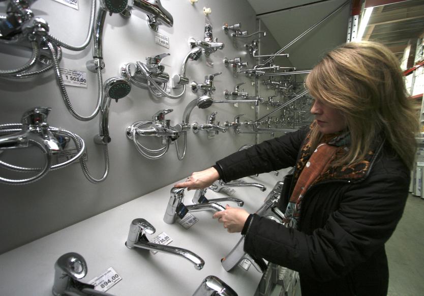 «Одну неделю унитазы чинишь, другую — с раковинами воюешь». С чем приходится сталкиваться простому столичному сантехнику