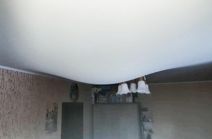 Водопад с потолка московской пятиэтажки попал на видео