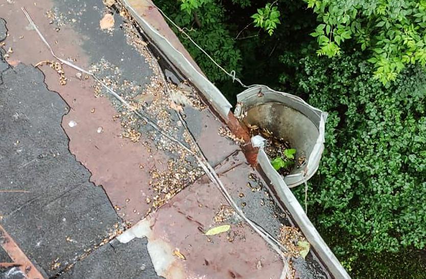 Водопад с потолка московской пятиэтажки попал на видео