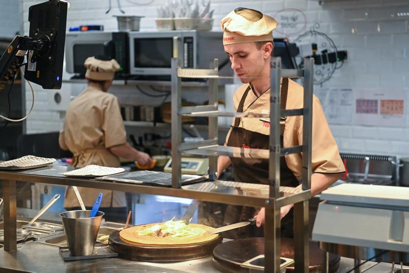 Сотрудники в кафе "Теремок" в Москве.