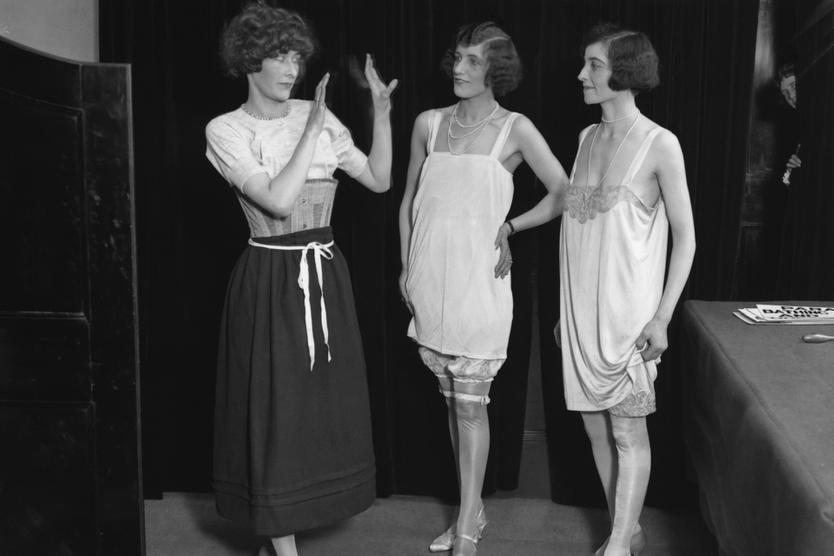 Сорочки 20-х годов и корсет викторианской эпохи (слева)