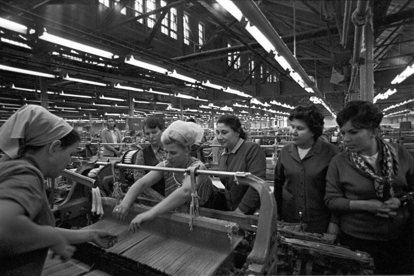 Работницы прядильно-ткацкой фабрики в СССР