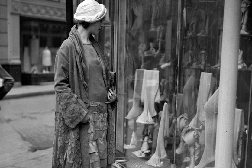 Девушка у витрины магазина в Париже