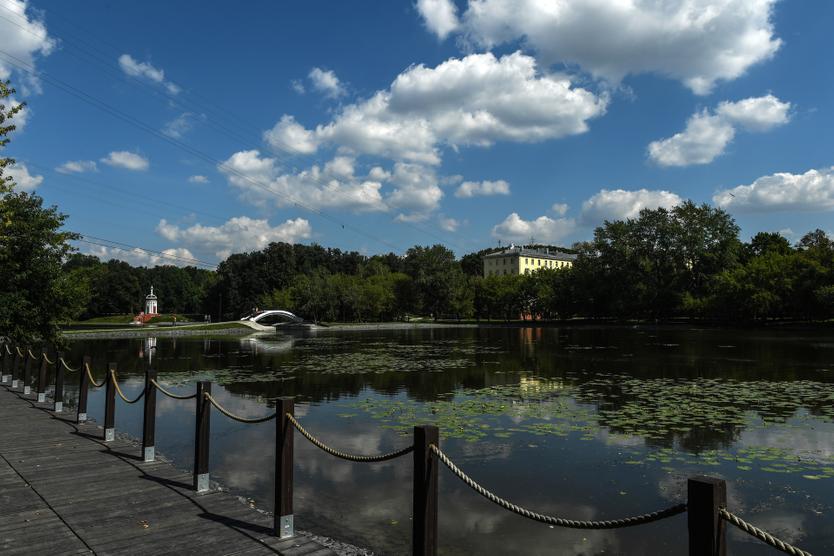 Оборудованная набережная пруда в парке "Усадьба Михалково".