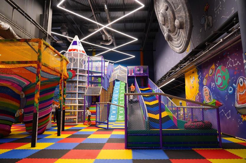«Детей отсюда потом не вытащишь». Как инвесторы зарабатывают миллионы на детских парках развлечений в торговых центрах