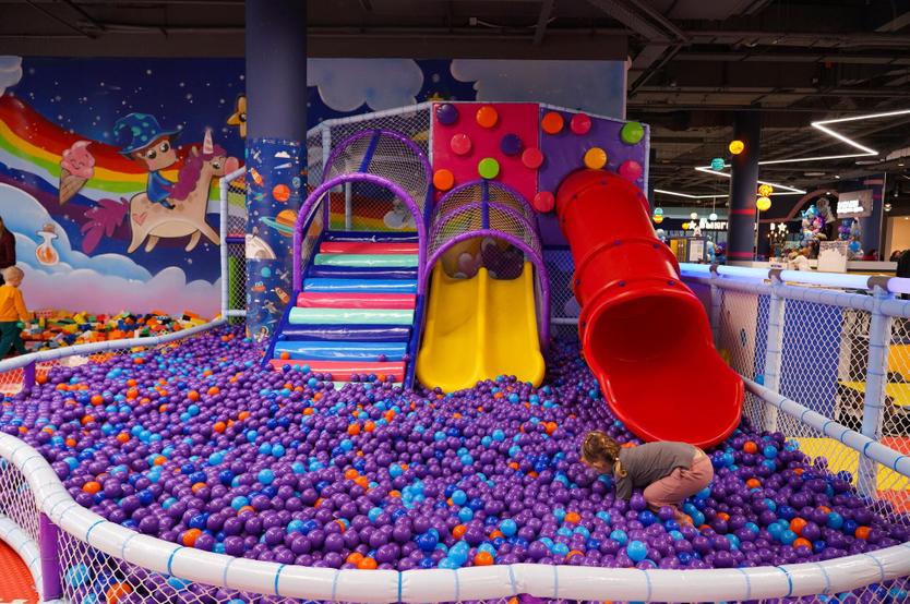 «Детей отсюда потом не вытащишь». Как инвесторы зарабатывают миллионы на детских парках развлечений в торговых центрах