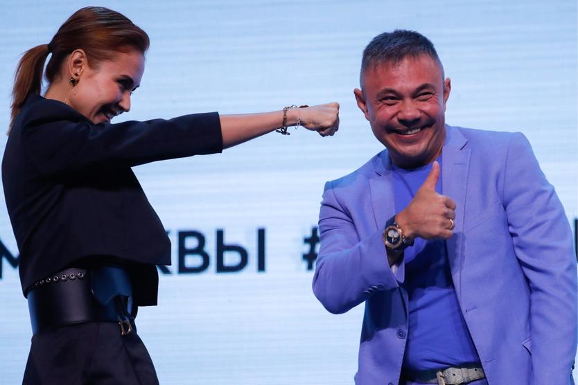 Российский боксер Костя Цзю и телеведущая Ляйсан Утяшева во время выступления на тему "Жизнь после спорта. Как закончить спортивную карьеру и применить приобретенный опыт в бизнесе?" в рамках Московского предпринимательского форума Второй Московской недели предпринимательства на стадионе "ВТБ Арена — Центральный стадион "Динамо" имени Льва Яшина"