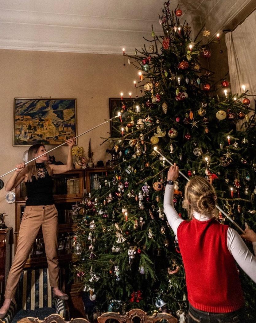 «Главное — угадать, какая свечка погаснет последней». Как известная московская семья хранит свои рождественские традиции