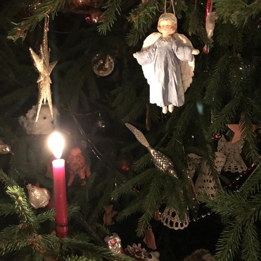 «Главное — угадать, какая свечка погаснет последней». Как известная московская семья хранит свои рождественские традиции