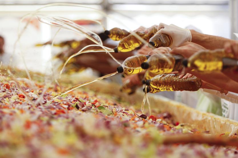 «Настоящий оливье может быть только с майонезом!» Как собрать традиционный новогодний стол и сохранить здоровье