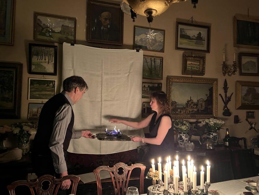 «Главное — угадать, какая свечка погаснет последней». Как известная московская семья хранит свои рождественские традиции