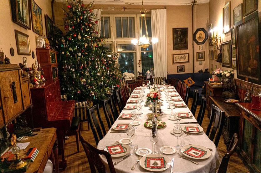 «Главное — угадать, какая свечка погаснет последней». Как известная московская семья хранит свои рождественские традиции