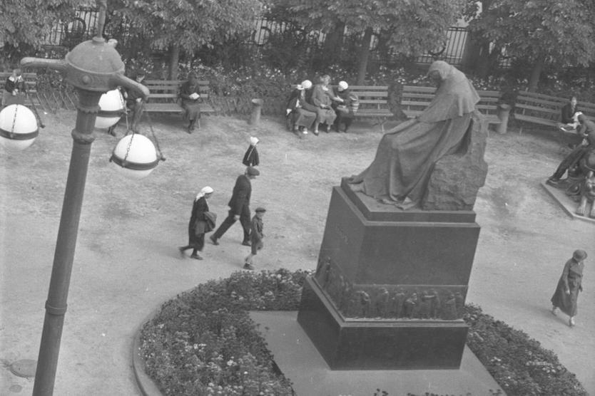 Памятник Гоголю на Никитском бульваре, 1949 год