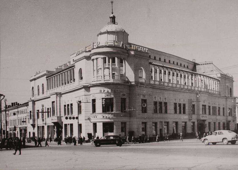 Фотография Н. Грановского, Ресторан «Прага» на Арбатской площади, 1955 год